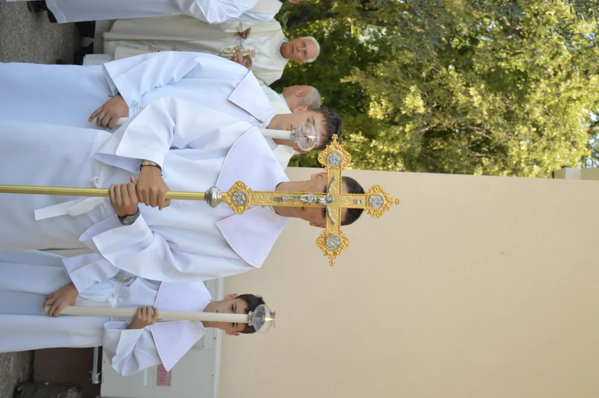 Ministranti s procesijskim križem i svijećama