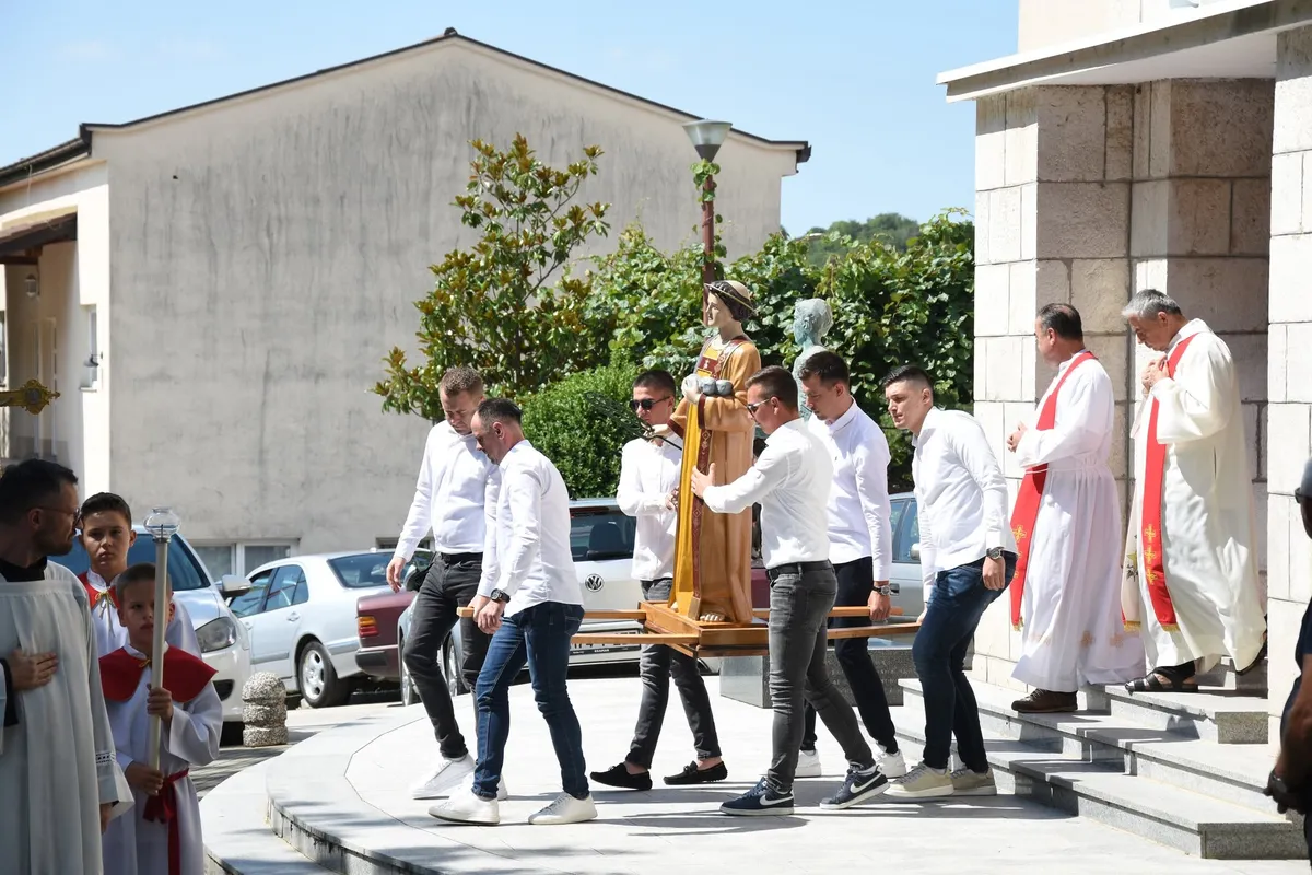 Procesija s kipom sv. Stjepana na Stipandan