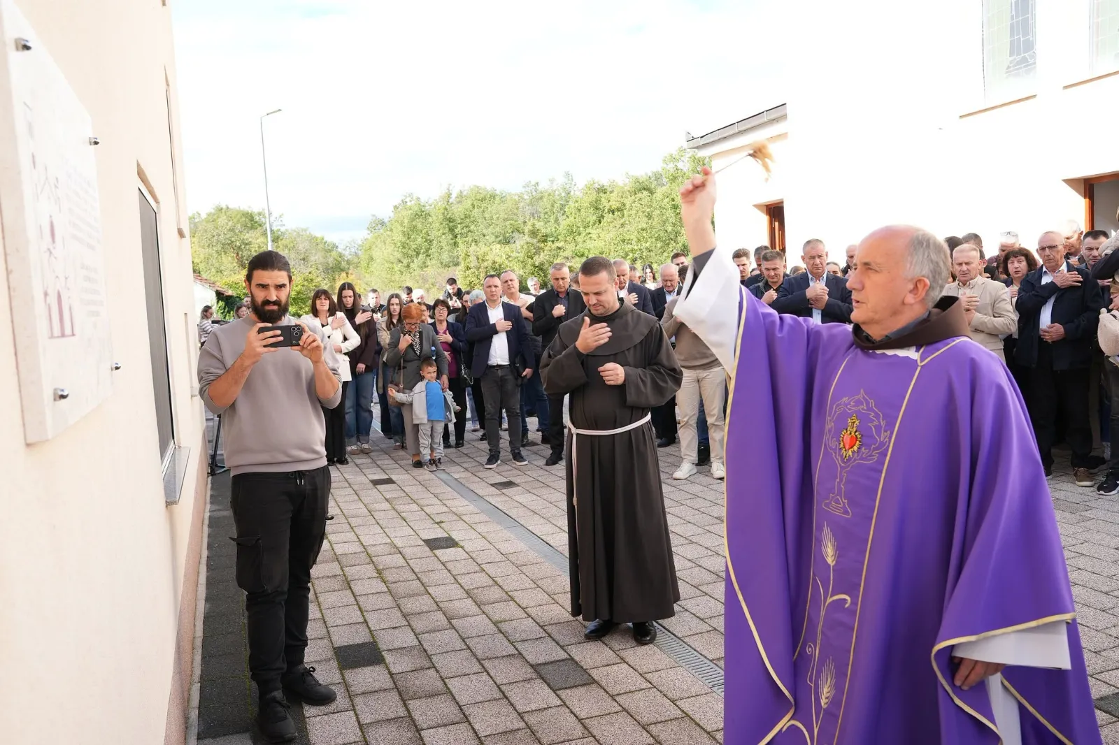 Odana počast poginulim braniteljima i otkrivena spomen-ploča fra Martinu Sopti